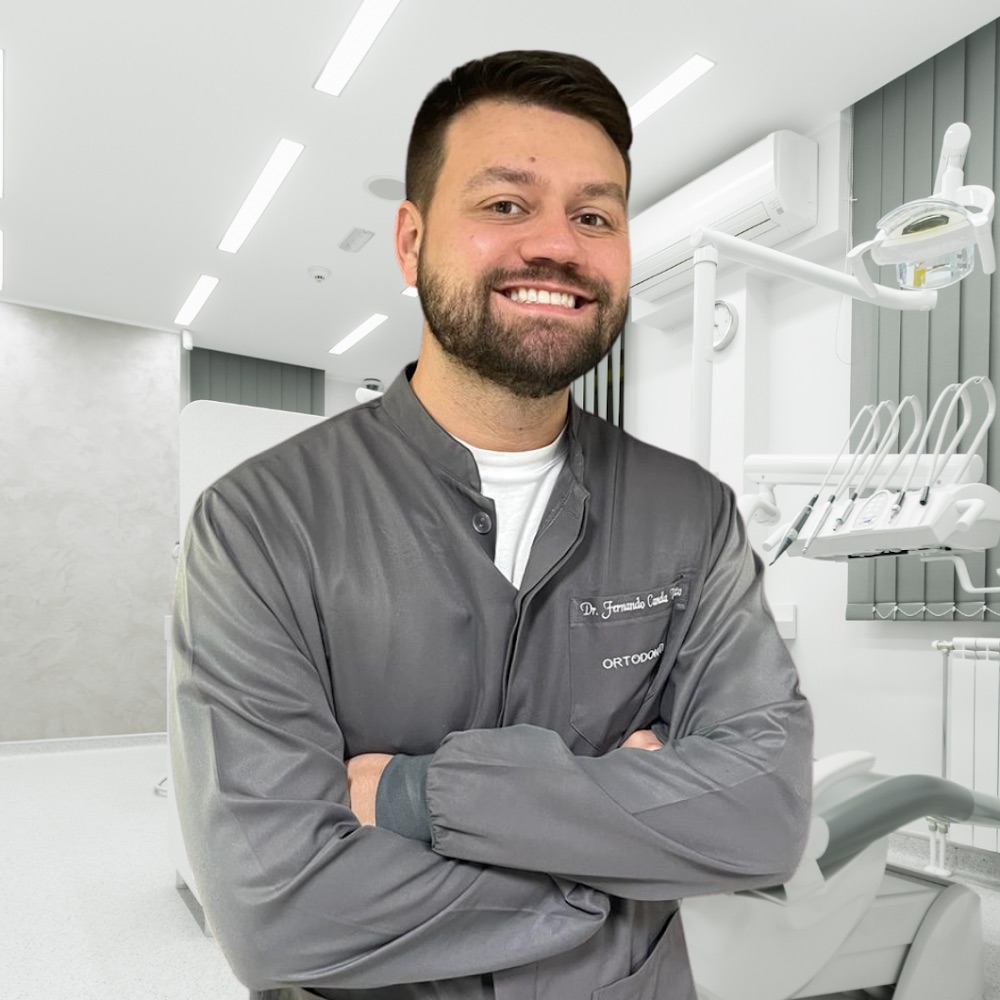 Dr. Fernando Canela Vitto, ortodontista da Clinidente, sorrindo no consultório