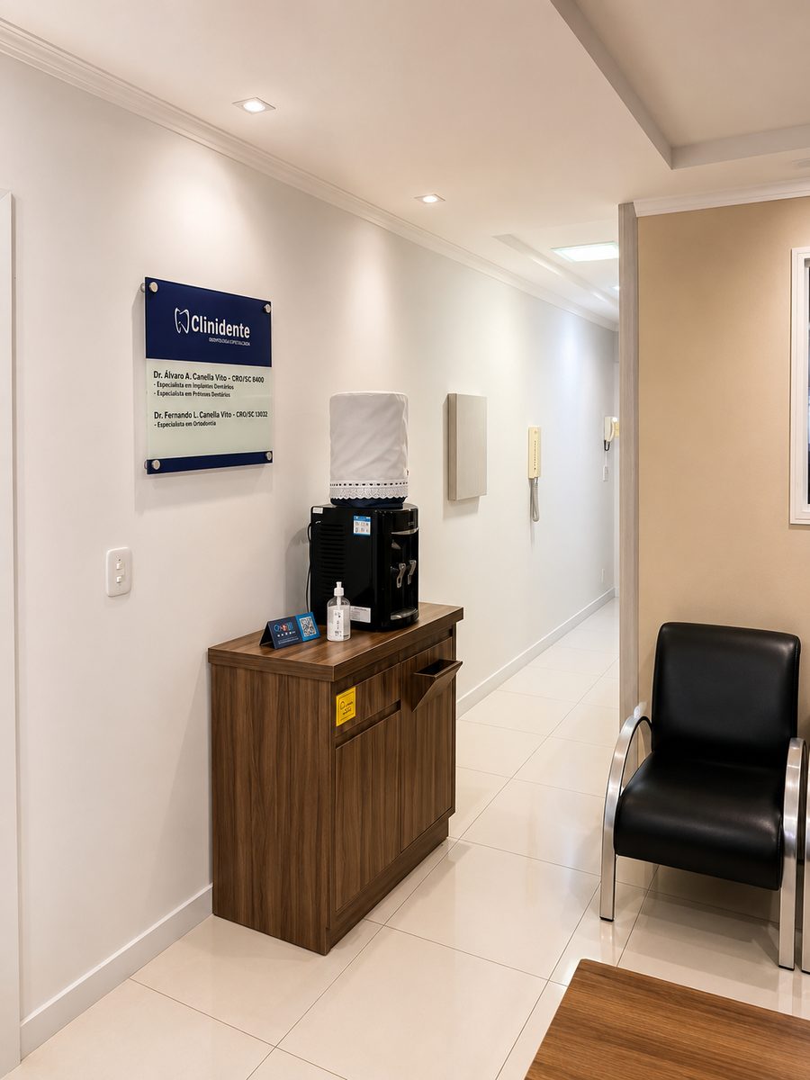 Corredor da Clinidente com a placa dos especialistas na parede